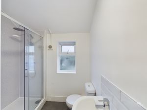 shower room - click for photo gallery